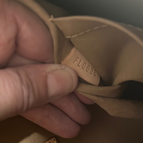 Louis Vuitton Brentwood Noisette patent leather tote bag in good condition. - Picture 5 of 12